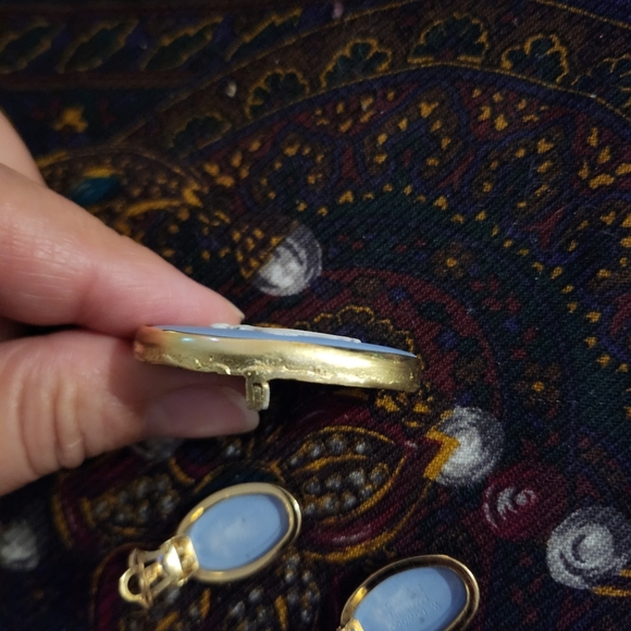 Wedgwood set Vintage brooch and clip on earrings - Picture 6 of 9